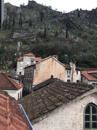 Гостевой дом Guesthouse Athos Котор Двухместный номер с 1 кроватью и собственной ванной комнатой вне номера-1