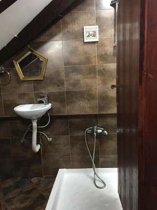 Гостевой дом Guesthouse Athos Котор Двухместный номер с 1 кроватью и собственной ванной комнатой вне номера-3