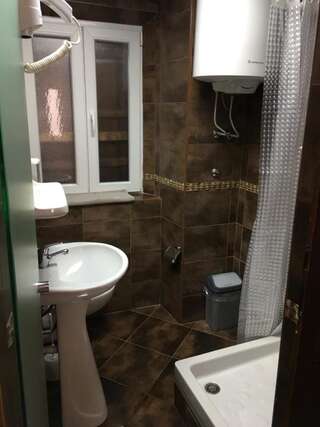 Гостевой дом Guesthouse Athos Котор Двухместный номер с 1 кроватью и собственной ванной комнатой-2