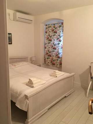 Гостевой дом Guesthouse Athos Котор Двухместный номер с 1 кроватью и собственной ванной комнатой-5