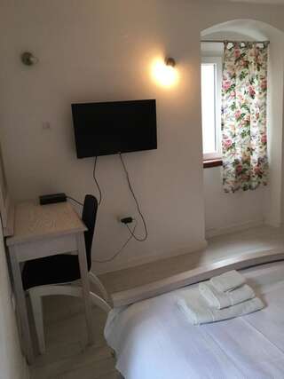 Гостевой дом Guesthouse Athos Котор Двухместный номер с 1 кроватью и собственной ванной комнатой-3