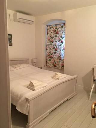 Гостевой дом Guesthouse Athos Котор Двухместный номер с 1 кроватью и собственной ванной комнатой-4